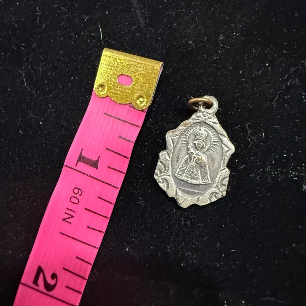 Vintage Infant Jesus of Prague Sacred Heart Religious Medal Silver Tone‎ Pendant